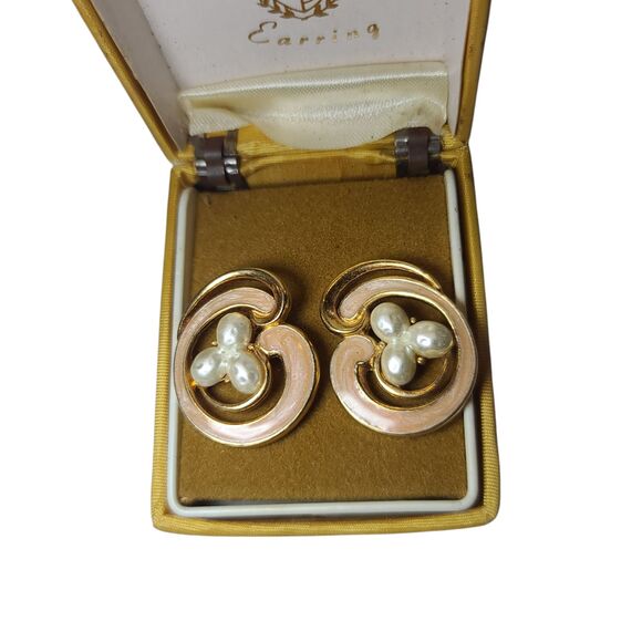 Vintage 80's 90's AVON Gold Tone Peach Enamel Faux Pearls Pierced Earrings - Picture 5 of 7